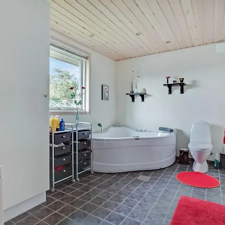 Three-bedroom Holiday In * Hals